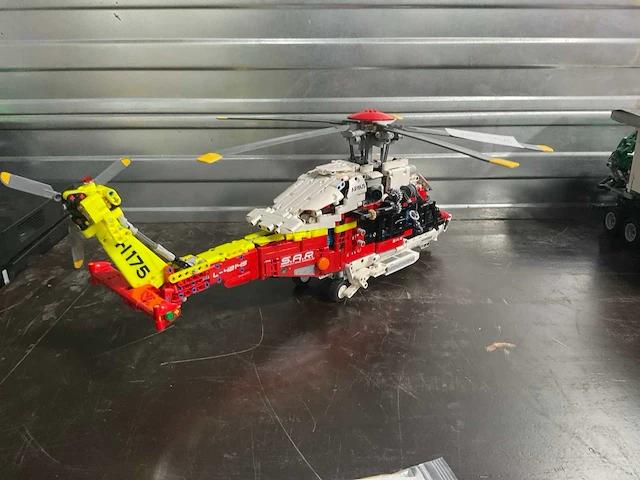 Lego 42145 airbus h175 reddingshelikopter - afbeelding 3 van  7