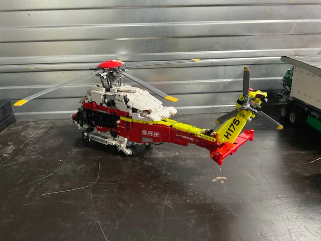 Lego 42145 airbus h175 reddingshelikopter - afbeelding 4 van  7