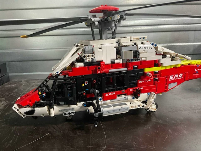 Lego 42145 airbus h175 reddingshelikopter - afbeelding 5 van  7