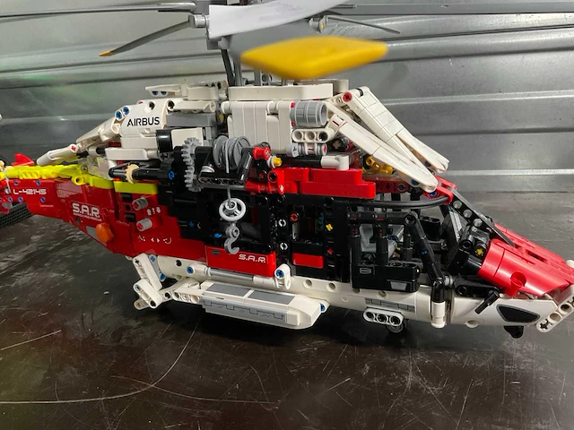 Lego 42145 airbus h175 reddingshelikopter - afbeelding 6 van  7