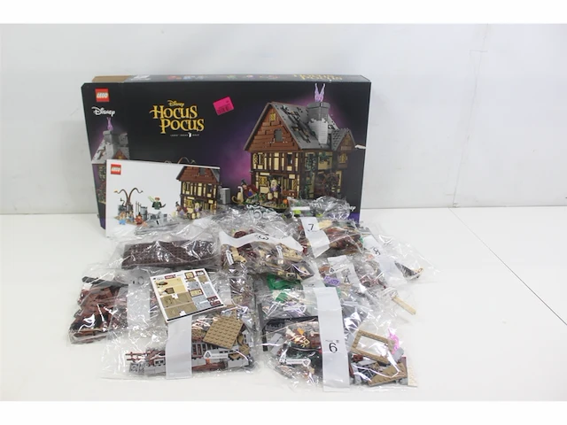 Lego disney hocus pocus: de sanderson sisters' cottage 21341 - afbeelding 2 van  3