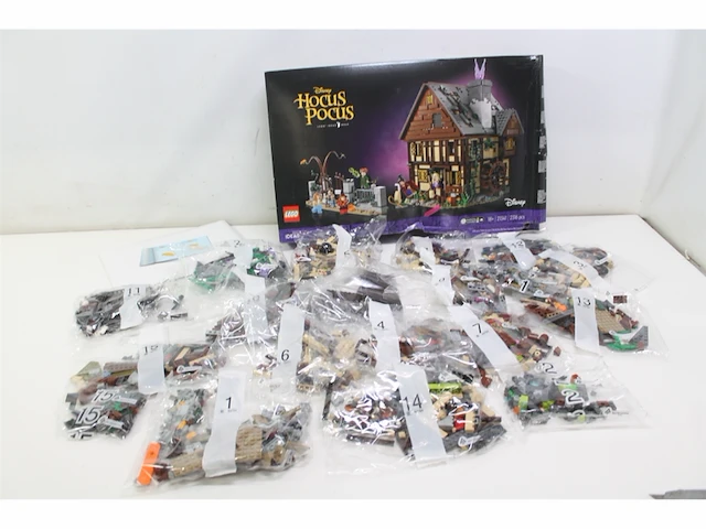 Lego disney hocus pocus: de sanderson sisters' cottage 21341 - afbeelding 2 van  3
