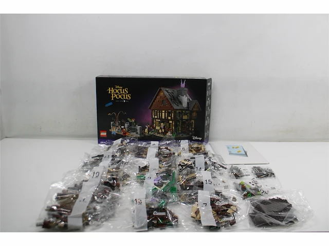 Lego disney hocus pocus: de sanderson sisters' cottage - afbeelding 2 van  3