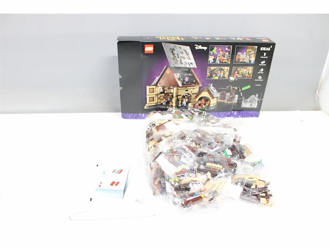 Lego ideas disney hocus pocus: het huisje van de sandersonzussen halloween set voor volwassenen 21341 - afbeelding 2 van  3