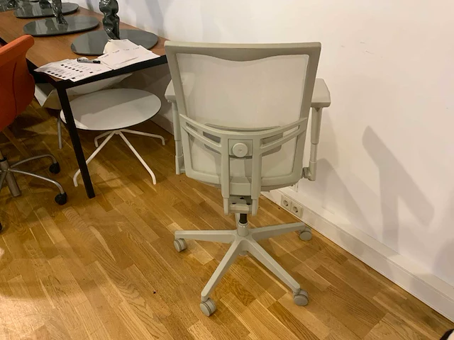 Lensvelt boring netweave chair “beyond space” bureaustoel - afbeelding 4 van  4