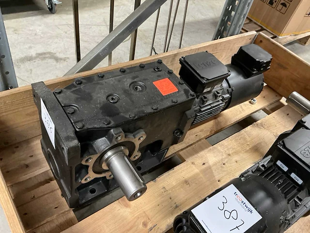 Lenze flai bg80 elektromotor met reductiekast - afbeelding 1 van  6