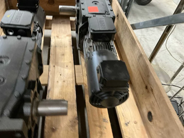 Lenze flai bg80 elektromotor met reductiekast - afbeelding 5 van  6