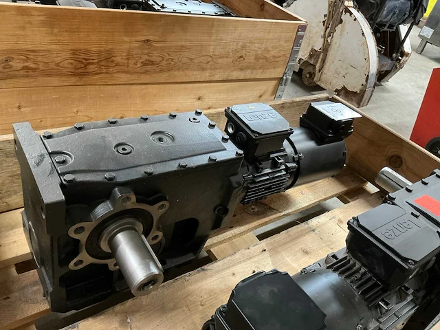 Lenze flai bg80 elektromotor met reductiekast - afbeelding 1 van  6