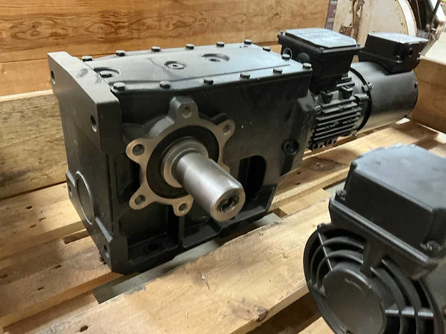 Lenze flai bg80 elektromotor met reductiekast - afbeelding 2 van  6