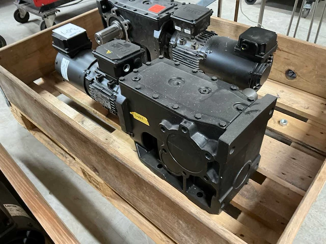 Lenze flai bg80 elektromotor met reductiekast - afbeelding 3 van  6