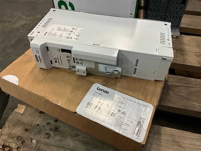 Lenze i51ae255f10v10000s 5.5 kw frequentieregelaar - afbeelding 1 van  3