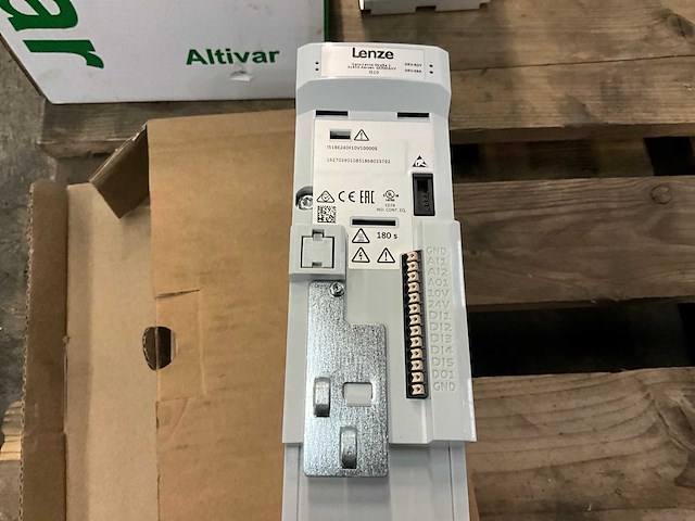 Lenze i51be240f10v10000s 4 kw frequentieregelaar - afbeelding 3 van  5