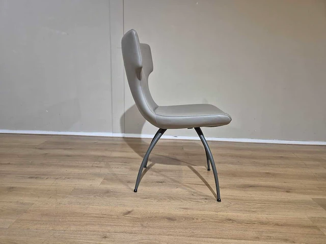 Leolux - callas - eetkamerstoelen - showroommodel - afbeelding 10 van  15