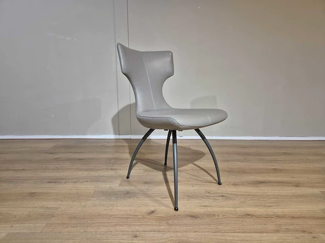 Leolux - callas - eetkamerstoelen - showroommodel - afbeelding 11 van  15