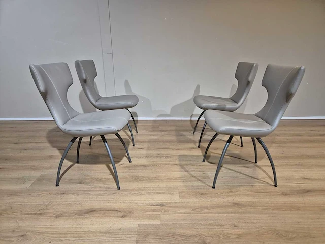 Leolux - callas - eetkamerstoelen - showroommodel - afbeelding 1 van  15