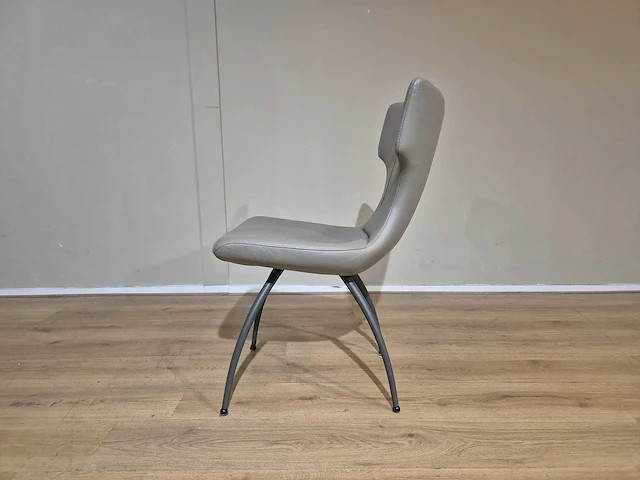Leolux - callas - eetkamerstoelen - showroommodel - afbeelding 6 van  15