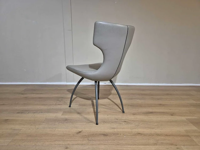 Leolux - callas - eetkamerstoelen - showroommodel - afbeelding 7 van  15
