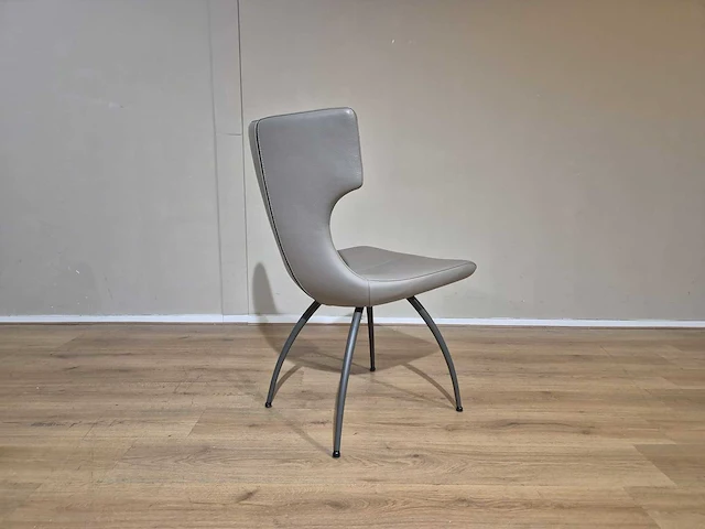 Leolux - callas - eetkamerstoelen - showroommodel - afbeelding 9 van  15