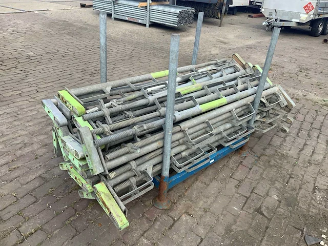 Leuningstaanders steigermateriaal (40x) - afbeelding 1 van  2