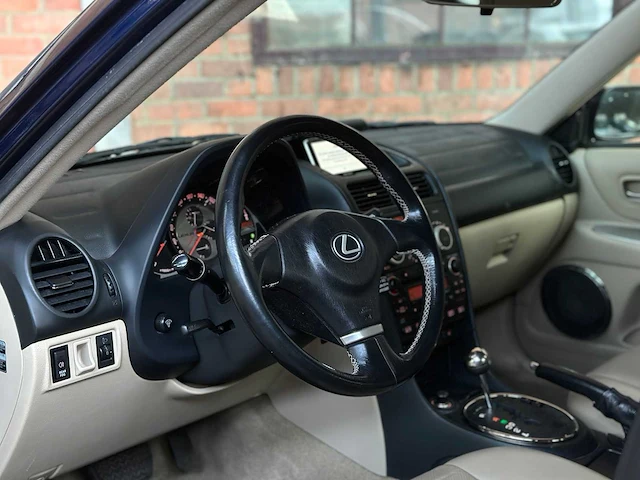 Lexus is 200 business 155pk 2004, 58-pf-jb - afbeelding 11 van  46