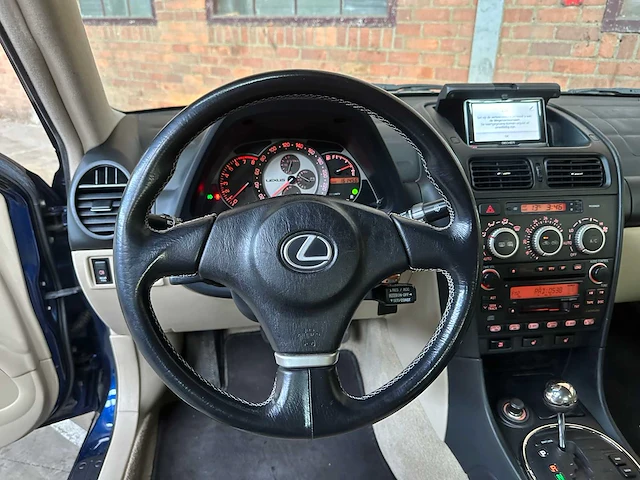 Lexus is 200 business 155pk 2004, 58-pf-jb - afbeelding 13 van  46