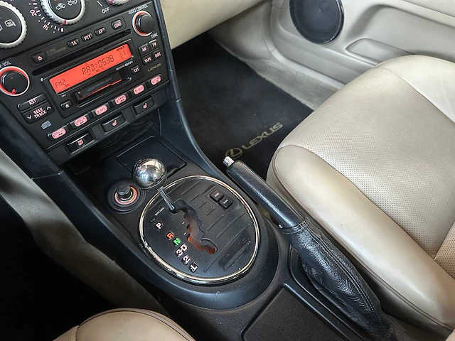 Lexus is 200 business 155pk 2004, 58-pf-jb - afbeelding 20 van  46