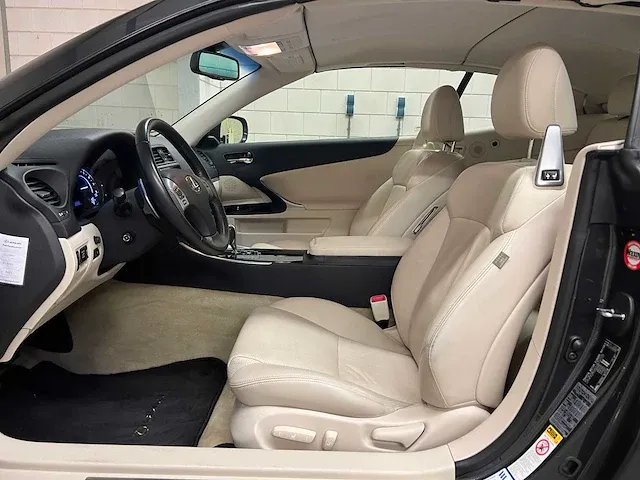 Lexus is cabriolet 250c luxury 208pk 2013 (origineel-nl), 16-zpg-6 - afbeelding 30 van  52