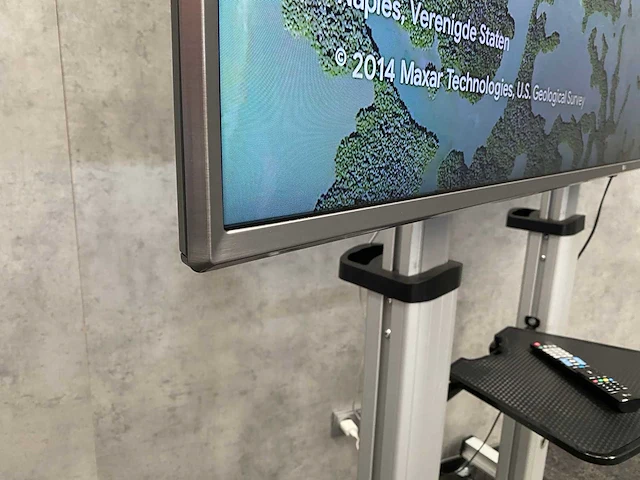 Lg - 70" 4k ultra hd monitor op verrijdbaar statief - afbeelding 3 van  17