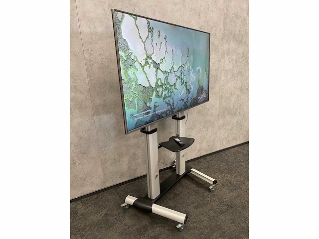 Lg - 70" 4k ultra hd monitor op verrijdbaar statief - afbeelding 12 van  17