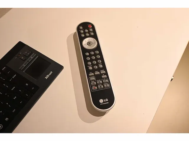 Lg - monitor met hp prodesk - afbeelding 3 van  6