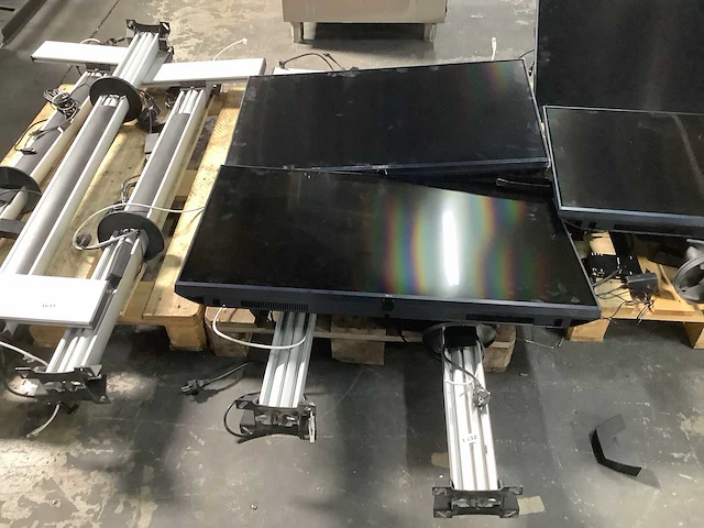 Lg - televisie met plafondarm (2x) - afbeelding 2 van  5