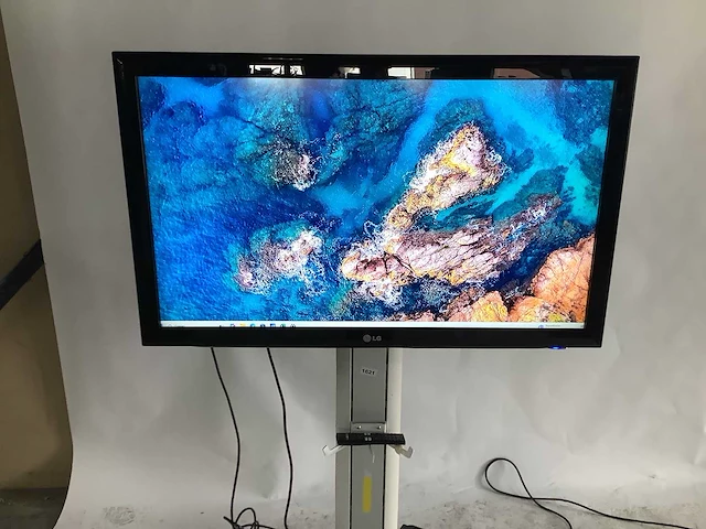 Lg - televisie op verrijdbare standaard - afbeelding 1 van  6