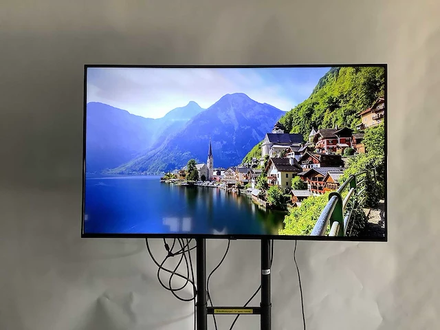 Lg - televisie op verrijdbare standaard - afbeelding 1 van  6
