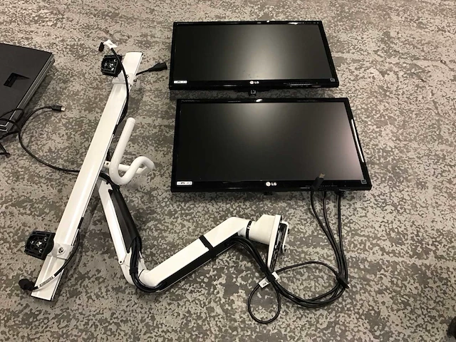 Lg flatron ips234 monitor op monitorarm (2x) - afbeelding 1 van  6