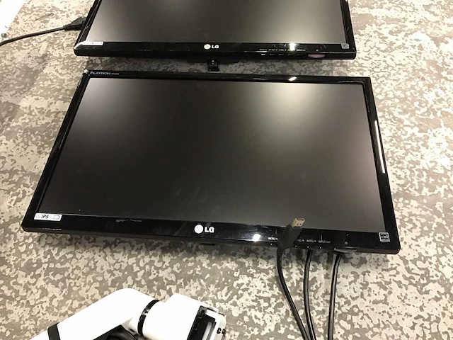Lg flatron ips234 monitor op monitorarm (2x) - afbeelding 2 van  6