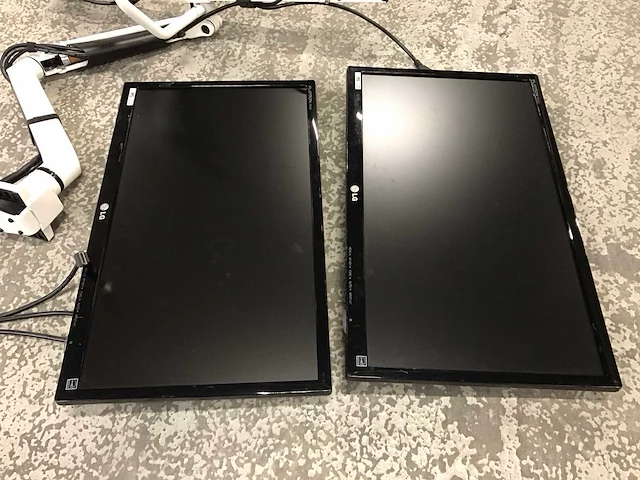 Lg flatron ips234 monitor op monitorarm (2x) - afbeelding 4 van  6