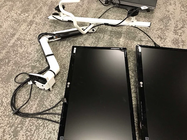 Lg flatron ips234 monitor op monitorarm (2x) - afbeelding 5 van  6