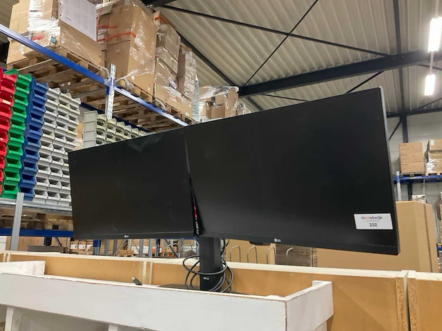 Lg monitoren op steun (2x) - afbeelding 1 van  2
