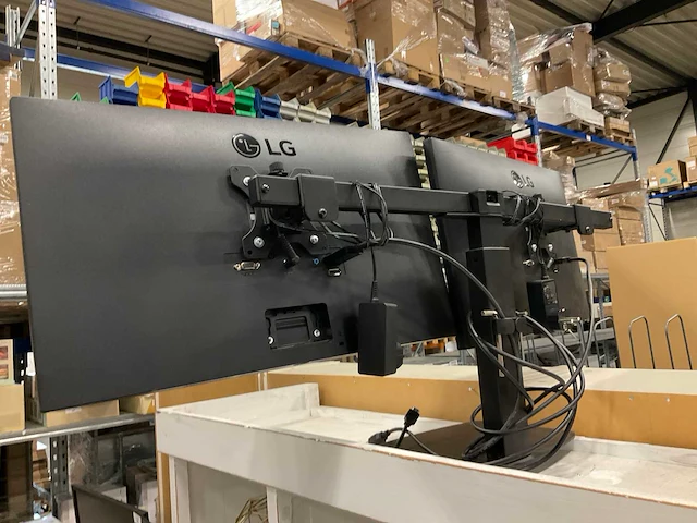 Lg monitoren op steun (2x) - afbeelding 2 van  2