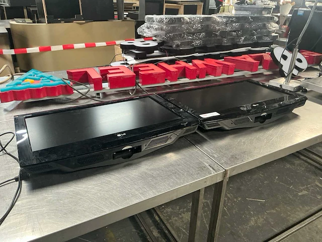 Lg televisie (2x) - afbeelding 1 van  3