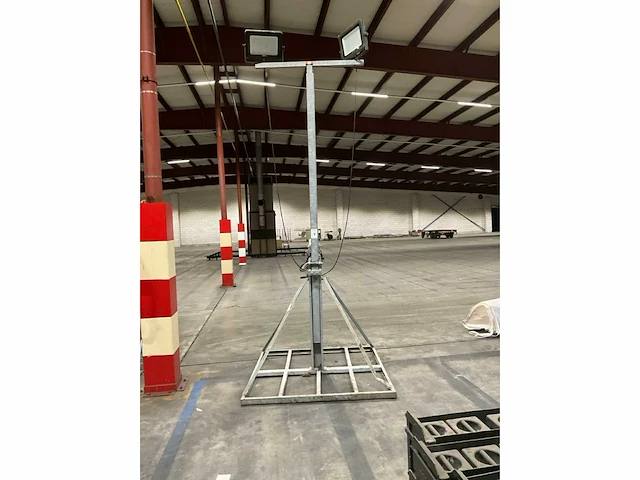 Lichtmast met bouwlamp - afbeelding 2 van  5