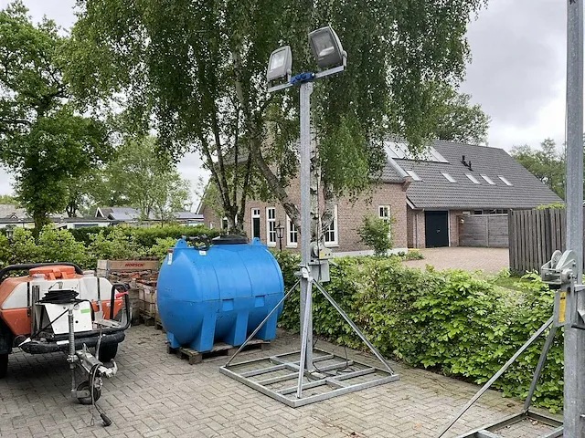 Lichtmast met bouwlampen - afbeelding 1 van  5