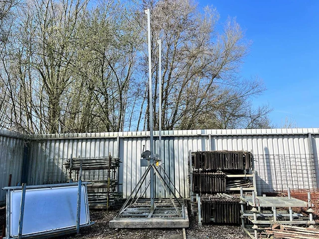 Lichtmast op betonnen voet (2x) - afbeelding 1 van  9