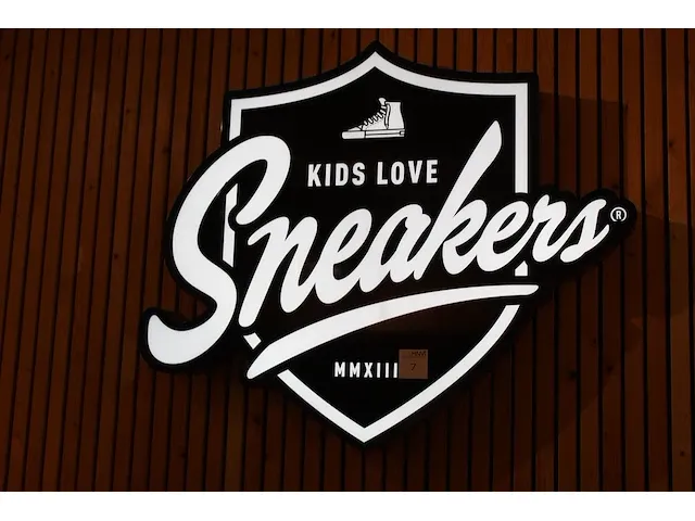 Lichtreclame kids love sneakers. afmeting 124 x 104 cm. diepte 13 cm - afbeelding 1 van  2