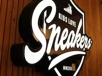 Lichtreclame kids love sneakers. afmeting 124 x 104 cm. diepte 13 cm - afbeelding 2 van  2
