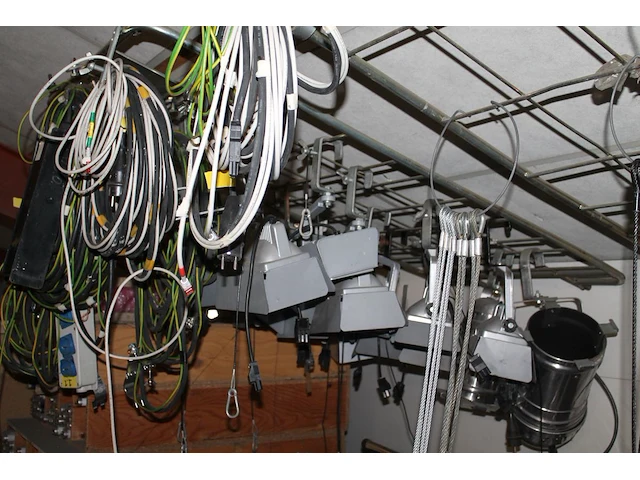 Lichtspots met bijbehorende de staalkabels en statieven ten behoeve van bevestiging en acht bijbehorende t... - afbeelding 2 van  4