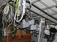 Lichtspots met bijbehorende de staalkabels en statieven ten behoeve van bevestiging en acht bijbehorende t... - afbeelding 2 van  4