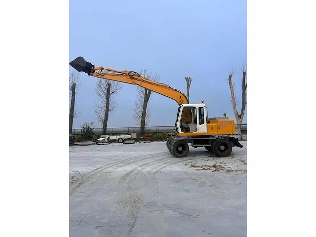 Liebherr - 1999 - a 900 b - banden graafmachine - afbeelding 2 van  26