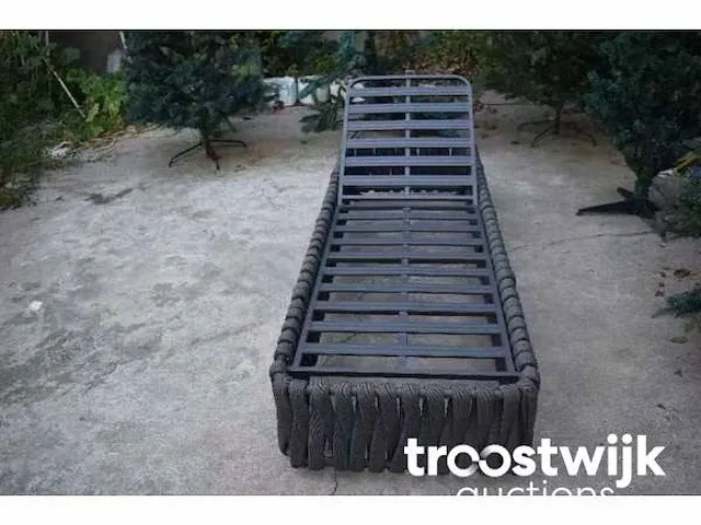 Ligbeddenset - 2 x 1 persoons ligbed met 2 bijzettafels - afbeelding 4 van  5