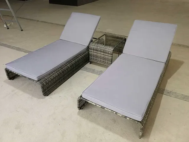 Ligbeddenset met koffietafel - grijs wicker/grijze kussens - afbeelding 2 van  4